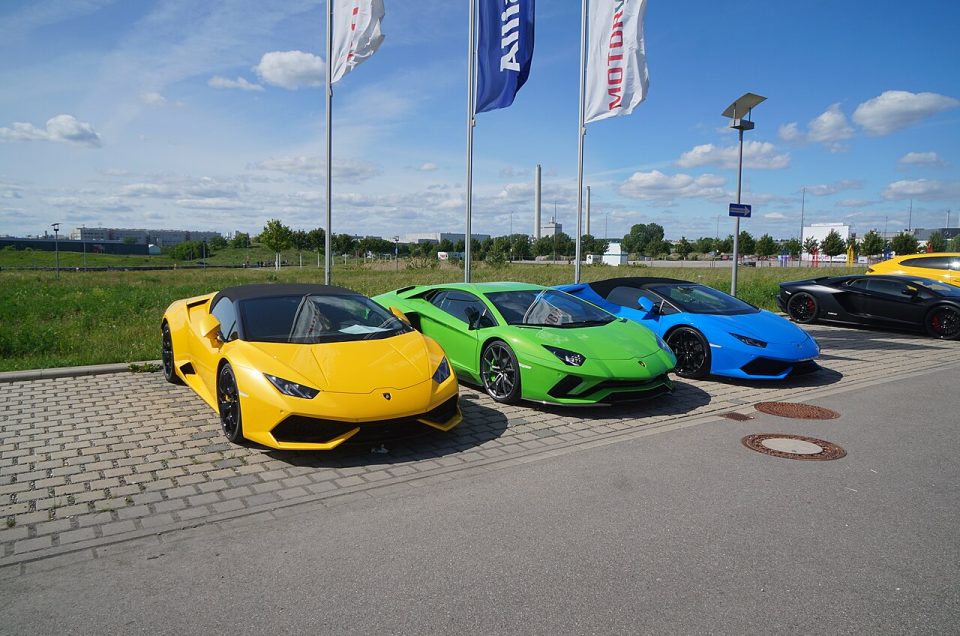 Lamborghini Aventador vs Lamborghini Huracan.